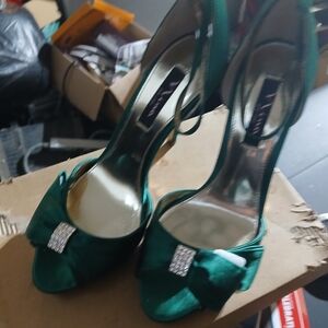 Chic Green Satin Heels with Bow Detail